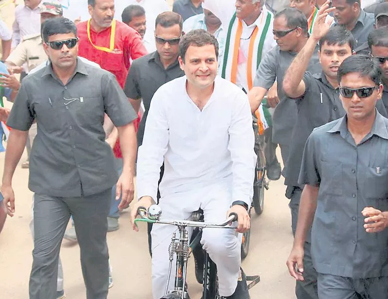 Rahul Gandhi on bicycle leads protest march on petrol price in Karnataka - Sakshi