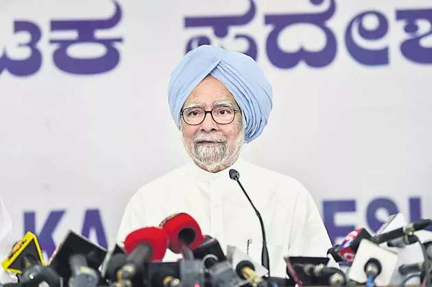 Nation Experiencing Difficult Times, Says Manmohan Singh In Bengaluru - Sakshi