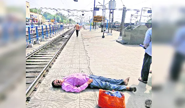 Vro dies as Heart attack in kazipet railway station - Sakshi