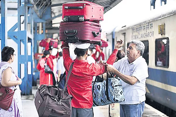 worker in Kerala Ernakulam railway station  - Sakshi