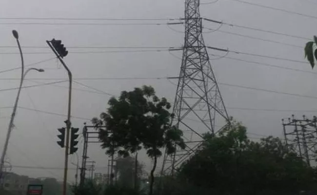 Dust Storm Hit In Delhi NCR Area And Heavy Rain In Uttarakhand - Sakshi