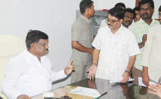 ZP Chairman Rejects DEO Leave Letter Anantapur - Sakshi