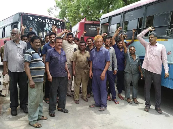 RTC Employees Protest In Nalgonda - Sakshi