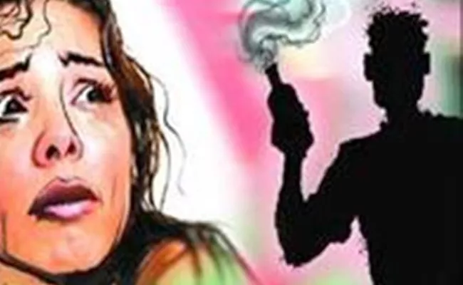 Man Acid Attack On Wife And Daughters Then Drink It - Sakshi