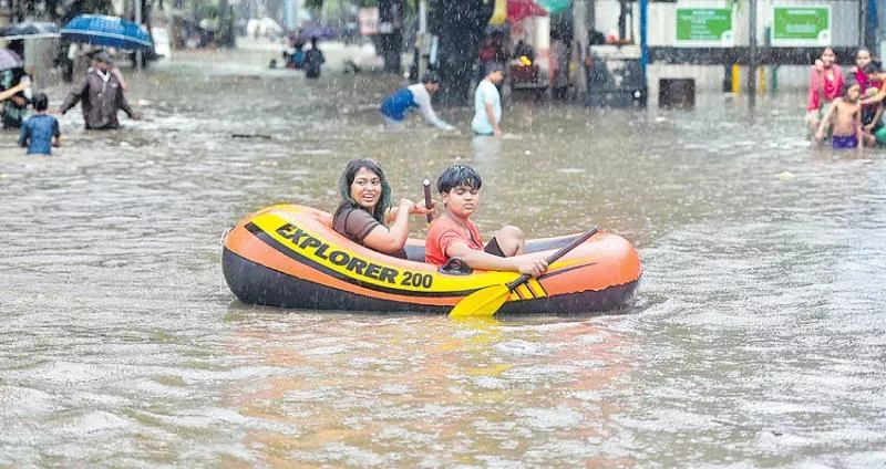 Heavy rains in Mumbai delay running of suburban trains - Sakshi