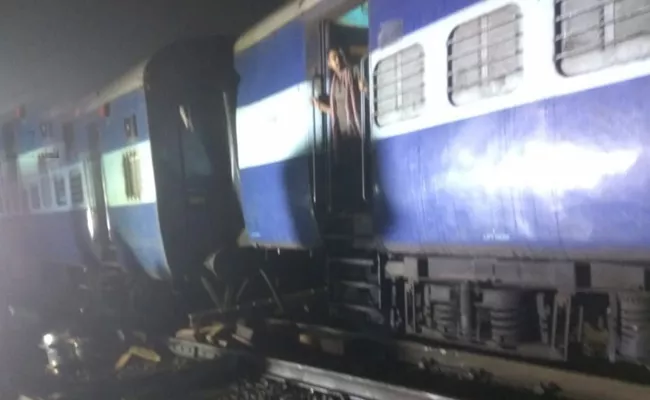 Three Coaches Of 12809 Mumbai-Howrah Mail Derail In Maharashtra - Sakshi