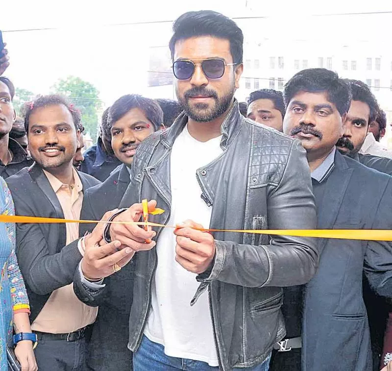 Ram Charan Launch Happi mobiles Store - Sakshi