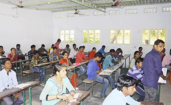 Mid Day Meal For Inter Students In Guntur - Sakshi