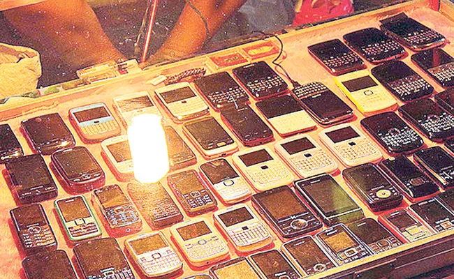 Cell Phones Thieves Are Sold Phones In Abroad - Sakshi