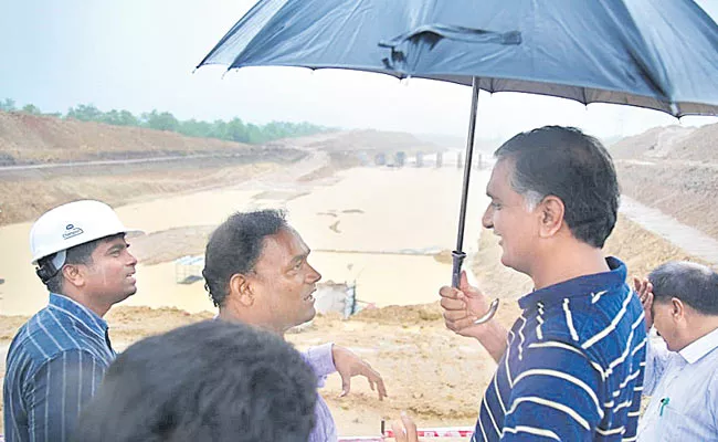 Harish Rao Visit Kannepalli Pump House In Rain - Sakshi