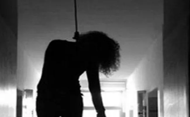 Woman Commits Suicide On Facebook Live In Kolkata - Sakshi