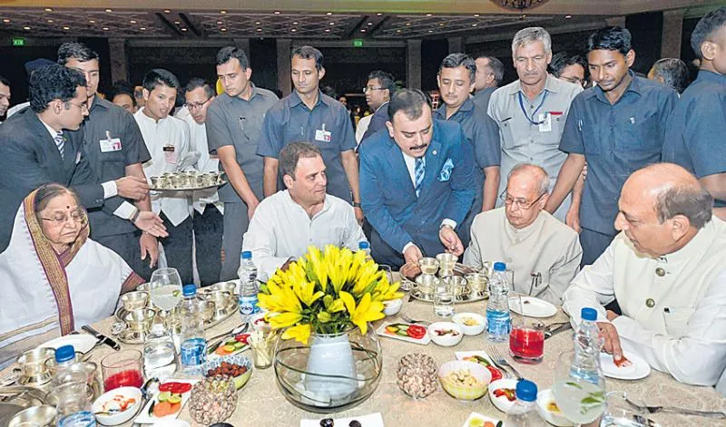 Pranab Mukherjee attends Rahul Gandhis Iftar party - Sakshi