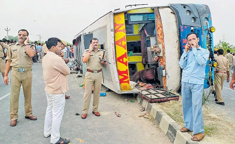 17 killed in bus accident in Mainpuri - Sakshi