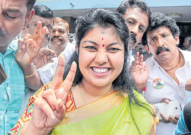 Congress wins Jayanagar assembly seat in Karnataka - Sakshi