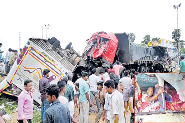 Huge Road accident At Vizianagaram - Sakshi