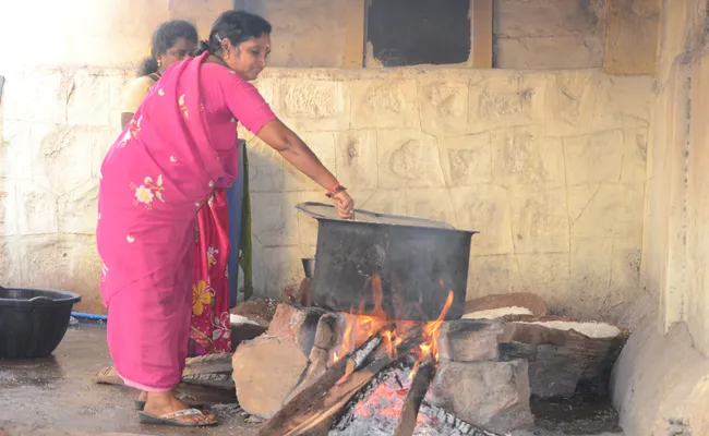 AP Govt Trying Removes Midday Meal Cooking Agency West Godavari - Sakshi