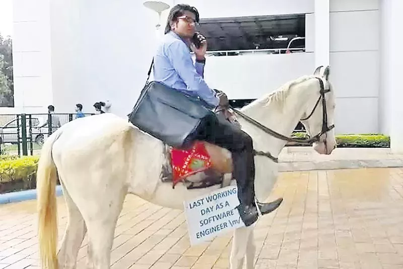 Bengaluru techie rides horse to his last day in office - Sakshi