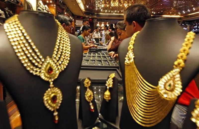 Gold Prices Slide Rs 390 To Close Below Rs 32000 - Sakshi