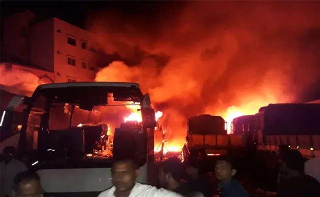 Major Fire Accident At Bus Travels Parking In Hyderabad - Sakshi