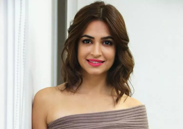 Kriti Kharbanda confirms signing Housefull 4 - Sakshi