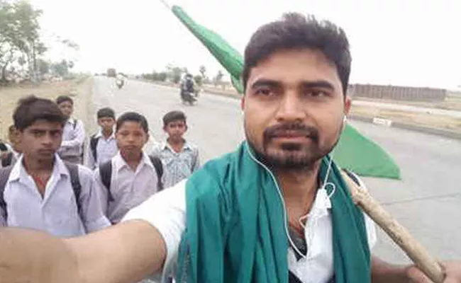 Odisha Man Walks 1350 KM To Meet PM Modi - Sakshi