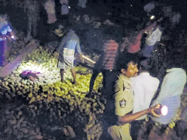 Lorry Jumped Into Valley In chittoor, Nine Persons Killed - Sakshi