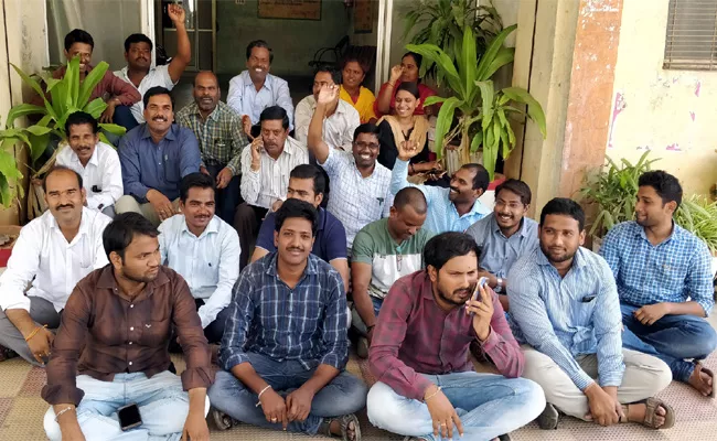 TSNPDCL Employees Serious On Transfers Late In Karimnagar - Sakshi