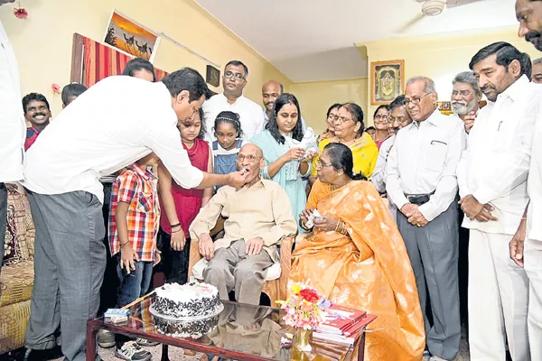 Minister KTR says birthday wishes to Telangana Sayudha Porata Yodha - Sakshi