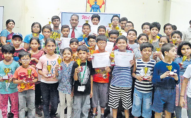 Himanshu, Gnanita won Chess Titles - Sakshi