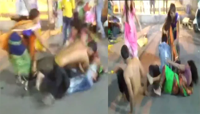 A scuffle broke out between flower vendors near Ujjain Mahakal Temple - Sakshi