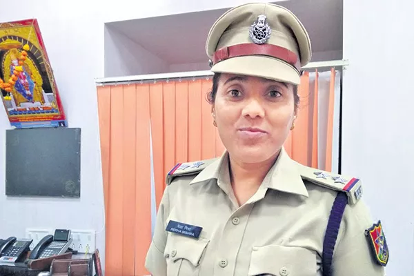 Mumbai railway police sub inspector rekha misra - Sakshi