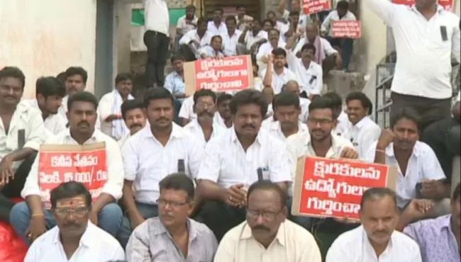 Nayi Brahmins stage protest continues in andhra pradesh - Sakshi