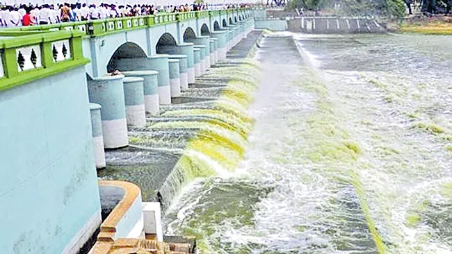 Karnataka, Tamil Nadu clash over Cauvery issue in Supreme Court - Sakshi