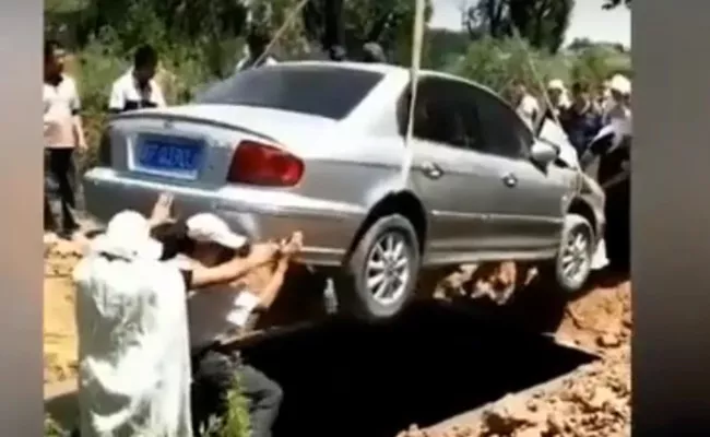 China Man Buried Along with His Favourite Car - Sakshi