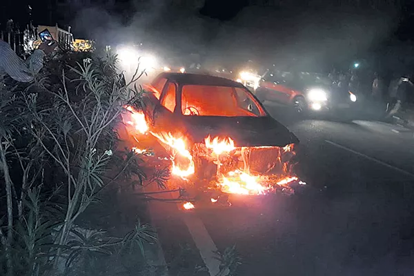 Man burned alive in the car burning - Sakshi