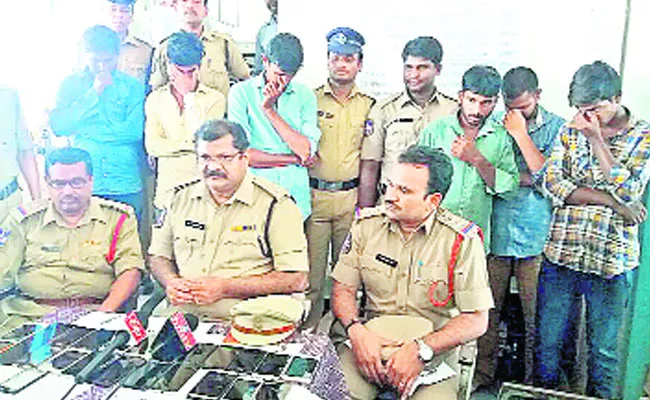 Two Cell Phone Thieves Arrested In Bhongir - Sakshi