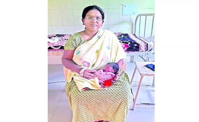 Physician delivery At the government hospital - Sakshi