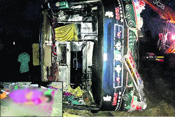 two died in Bus rolled - Sakshi