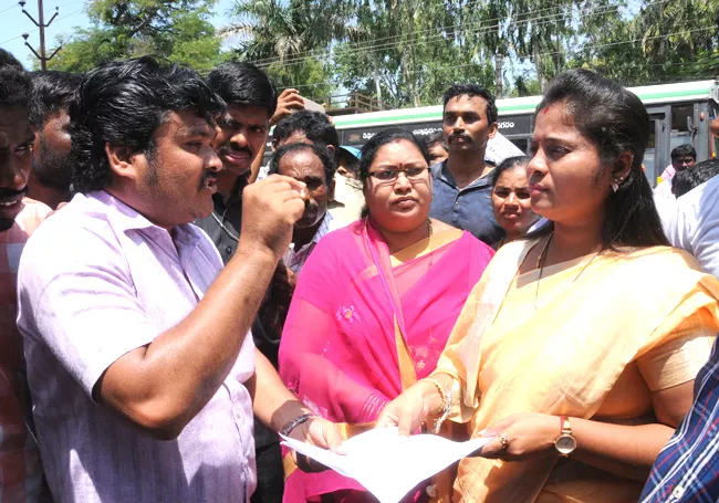 Saakshar Bharat employees stage protest at vizianagarm - Sakshi