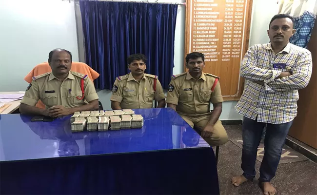 Rs.31.50 Lakh Cash Was Seized - Sakshi