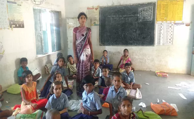 Scavengers Who Teach Lessons For Students - Sakshi