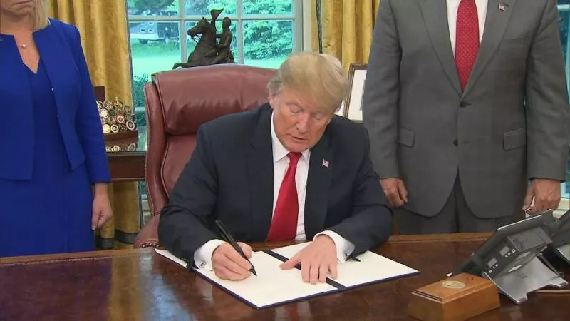 Donald Trump Signs Executive Order Ending Family Separations - Sakshi