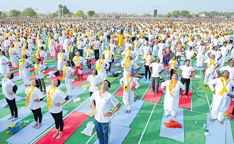 Rajasthan's Kota creates Guinness World record on International yoga day - Sakshi