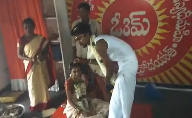 Police Pickets Couple To Get Married In Nizamabad - Sakshi