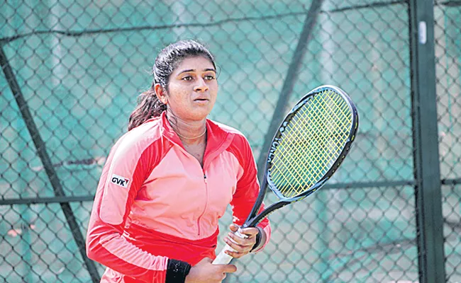 Pranjala in finla fight of ITF Tourney - Sakshi