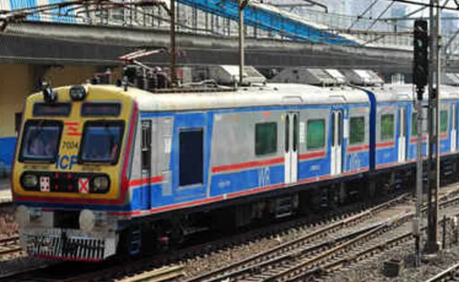 AC Not Working In Mumbai local AC Train - Sakshi