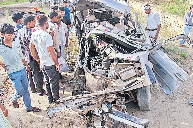 15 family members on way to relative's funeral die in road accident - Sakshi