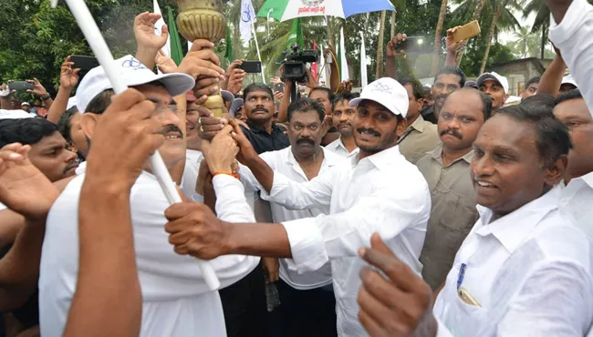 YSR Congress Party Chief YS jagan Mohan Reddy Starts Olympic Run - Sakshi