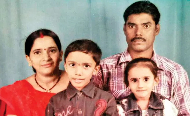 Family Hanged To Death In Mumbai - Sakshi