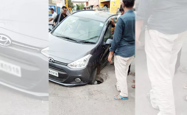 Car Strucked In under Ground Drainage Hole In Prakasam - Sakshi